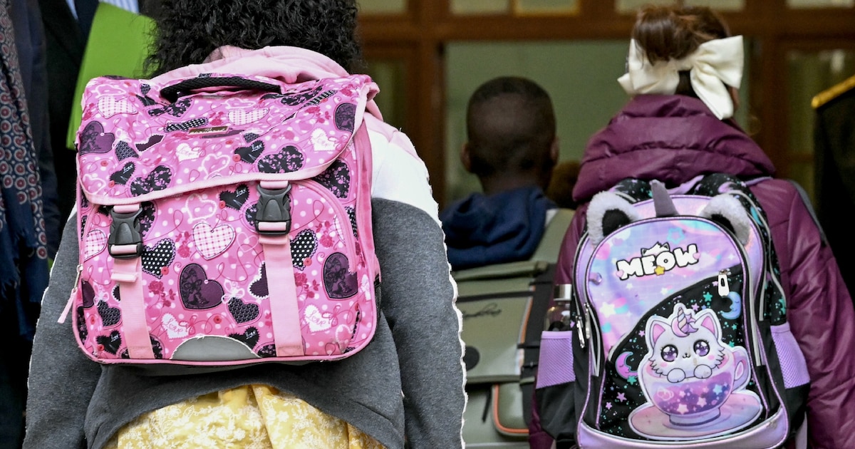 Les élèves entrent à l'école primaire publique Vigée-Lebrun pour le premier jour de classe à Paris le 1er septembre 2025