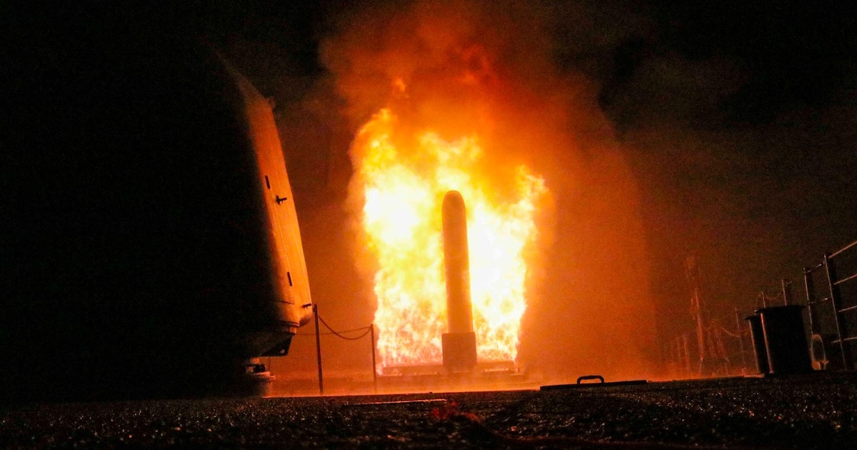 Photo fournie par le Département américain de la Défense montrant un missile Tomahawk tiré depuis le porte-avions USS Monterey le 14 avril 2018