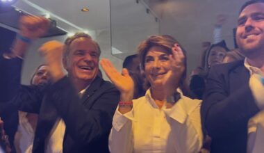 Moment de liesse lorsque Martine Vassal, avec à ses côtés Renaud Muselier, annonce sa candidature à la mairie de Marseille (Photo Joël Barcy)