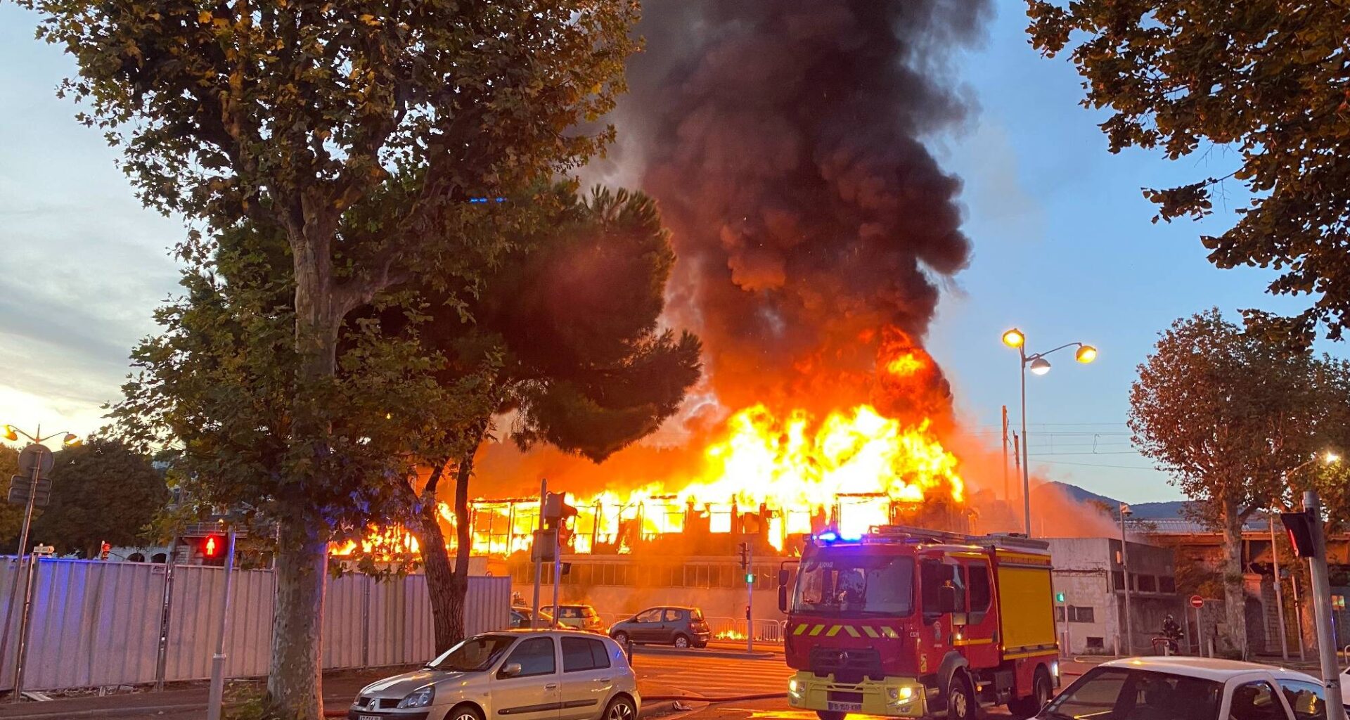 Les images du spectaculaire incendie en cours à Nice dans un bâtiment désaffecté: une épaisse fumée noire sur l’est de la ville