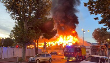 Les images du spectaculaire incendie en cours à Nice dans un bâtiment désaffecté: une épaisse fumée noire sur l’est de la ville