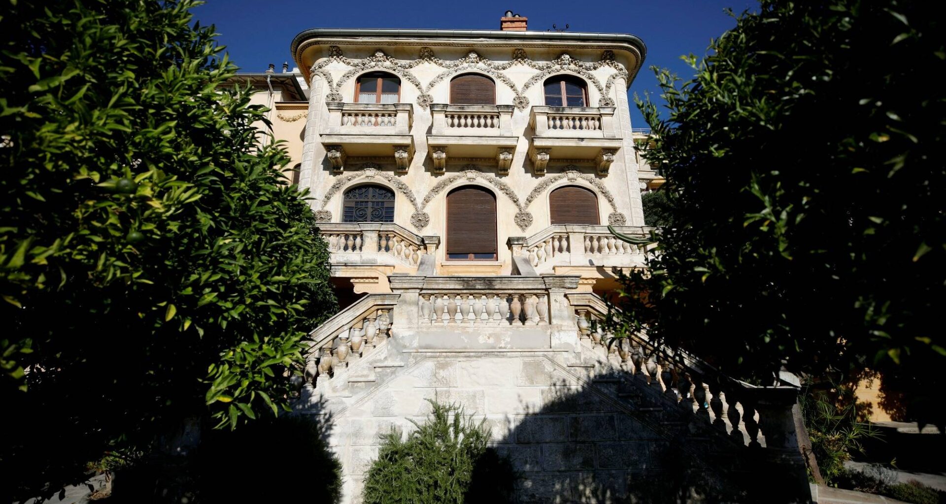 Squattée, taguée et abandonnée pendant des années, cette somptueuse villa s’ouvre à la création artistique à Nice