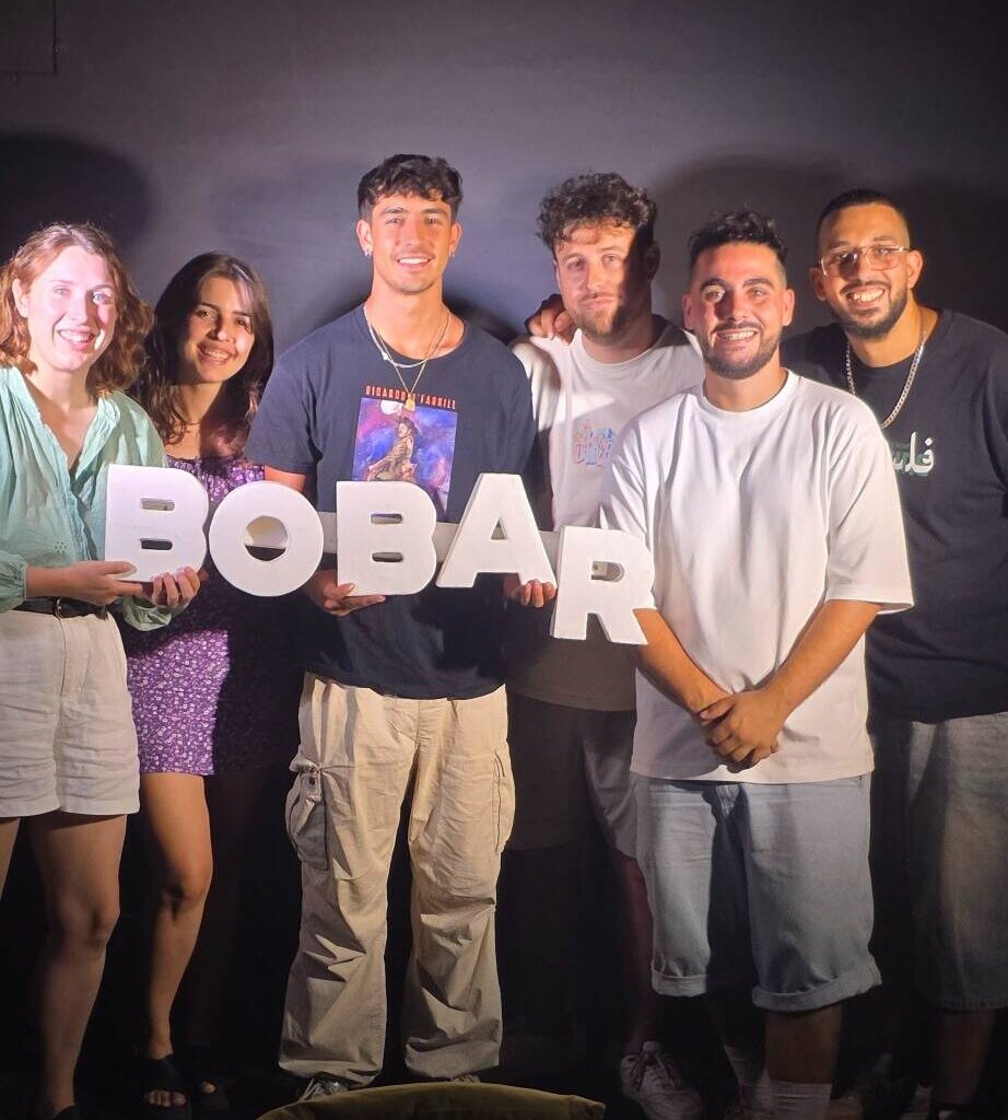 "Même Gad a fait un bide ici, et ça lui a fait du bien": plongée dans la fabrique à rires du Bobar Comedy Club à Nice