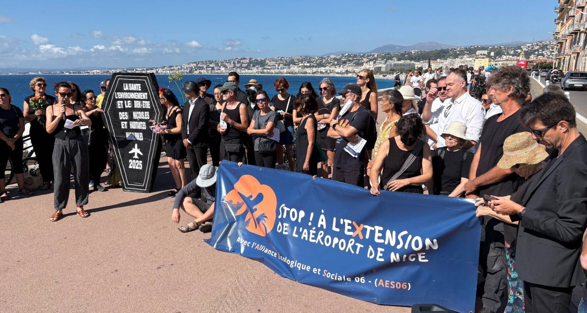 "On enterre la santé, le bien-être et l’environnement des Niçois": ils manifestent tout de noir vêtus contre l’extension de l’aéroport de Nice