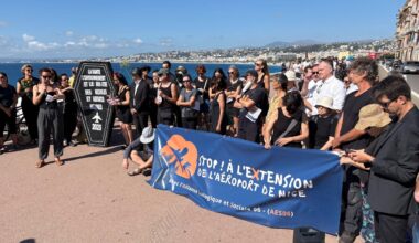 "On enterre la santé, le bien-être et l’environnement des Niçois": ils manifestent tout de noir vêtus contre l’extension de l’aéroport de Nice