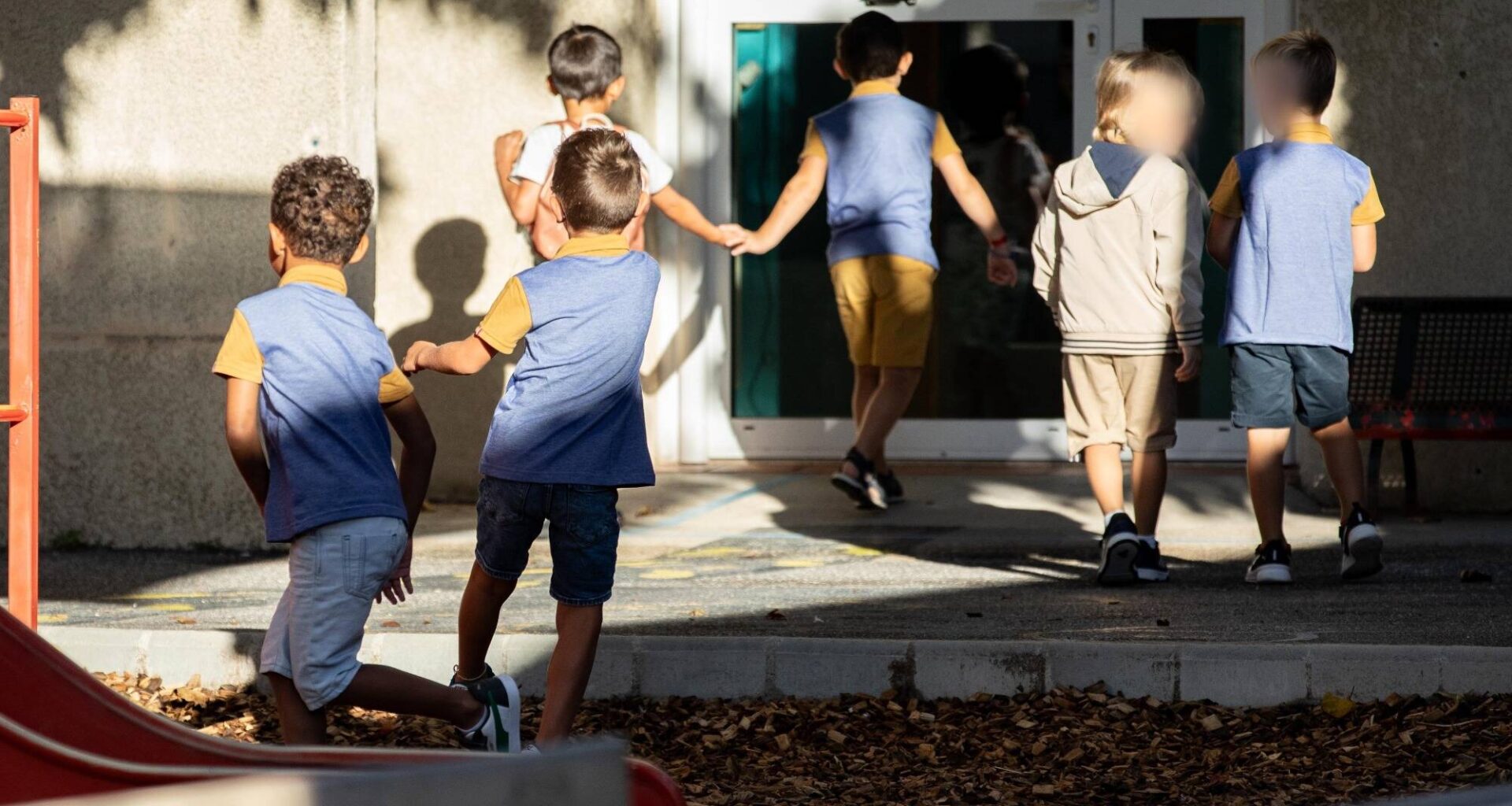 "Ca met tout le monde sur un pied d’égalité": l’uniforme fait sa rentrée dans cette maternelle à Six-Fours