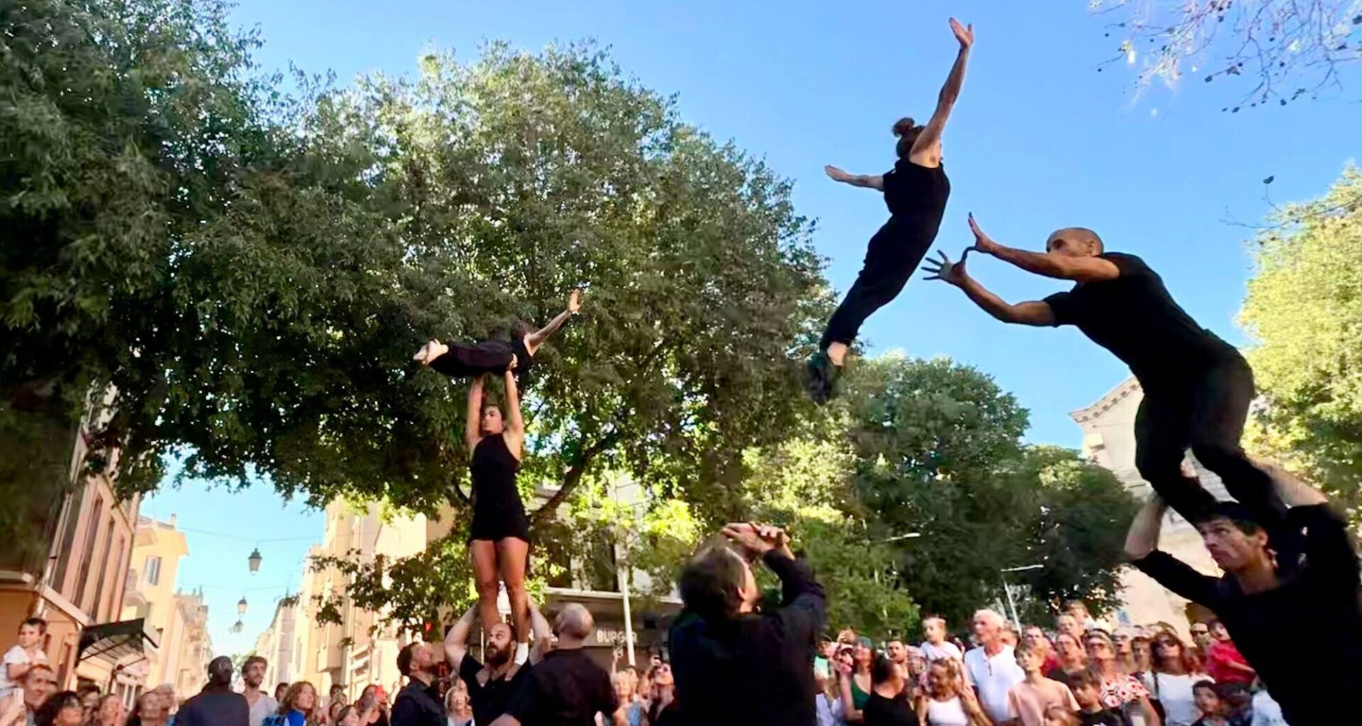 À Toulon, les acrobates du collectif XY ont clôturé l'opération Quartiers en liberté en beauté