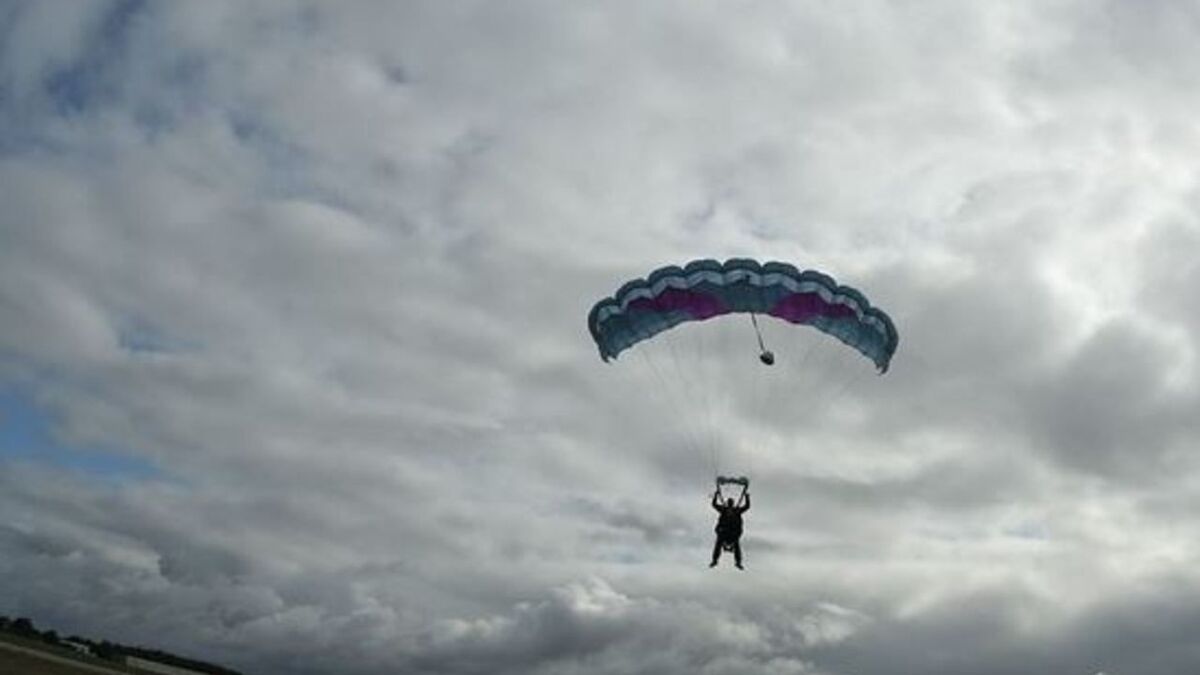 « Il a sauté en solo » : un parachutiste de 24 ans s’écrase et meurt lors d’un stage, une enquête ouverte