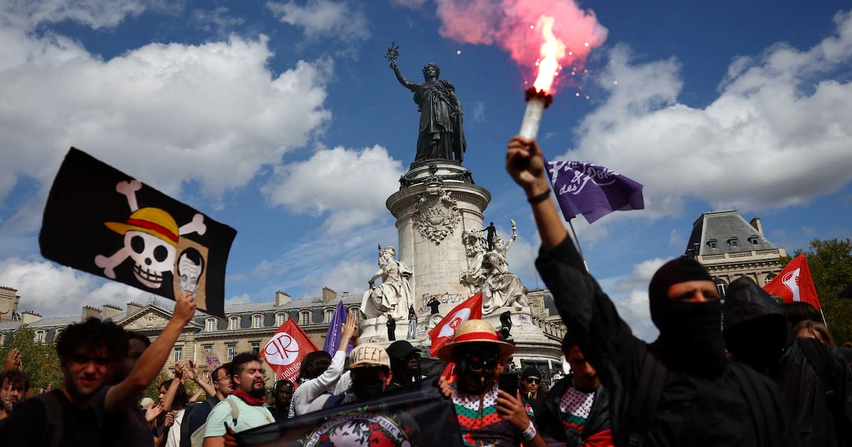 EN DIRECT - Bloquons tout : l’ambiance se tend place de la République à Paris – Libération