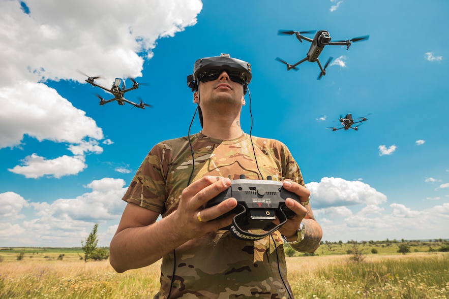 Soldat de la 72e brigade mécanisée "The Blacks Zaporozhians" contrôlant un drone FPV en juin 2025.