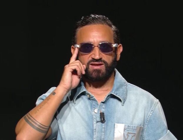 Cyril Hanouna a pris le soin d'entretenir le suspense concernant le nouveau plateau de son émission, se présentant tout d'abord dans le noir. Capture d'écran W9 