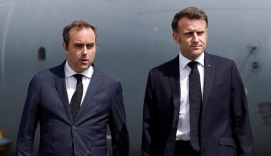 Le président Emmanuel Macron (d) et le ministre des Armées Sébastien Lecornu lors d'une visite à la 55e édition du Salon international de l'aéronautique et de l'espace (SIAE) à l'aéroport de Paris-Le Bourget, le 20 juin 2025