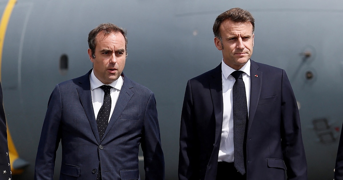 Le président Emmanuel Macron (d) et le ministre des Armées Sébastien Lecornu lors d'une visite à la 55e édition du Salon international de l'aéronautique et de l'espace (SIAE) à l'aéroport de Paris-Le Bourget, le 20 juin 2025