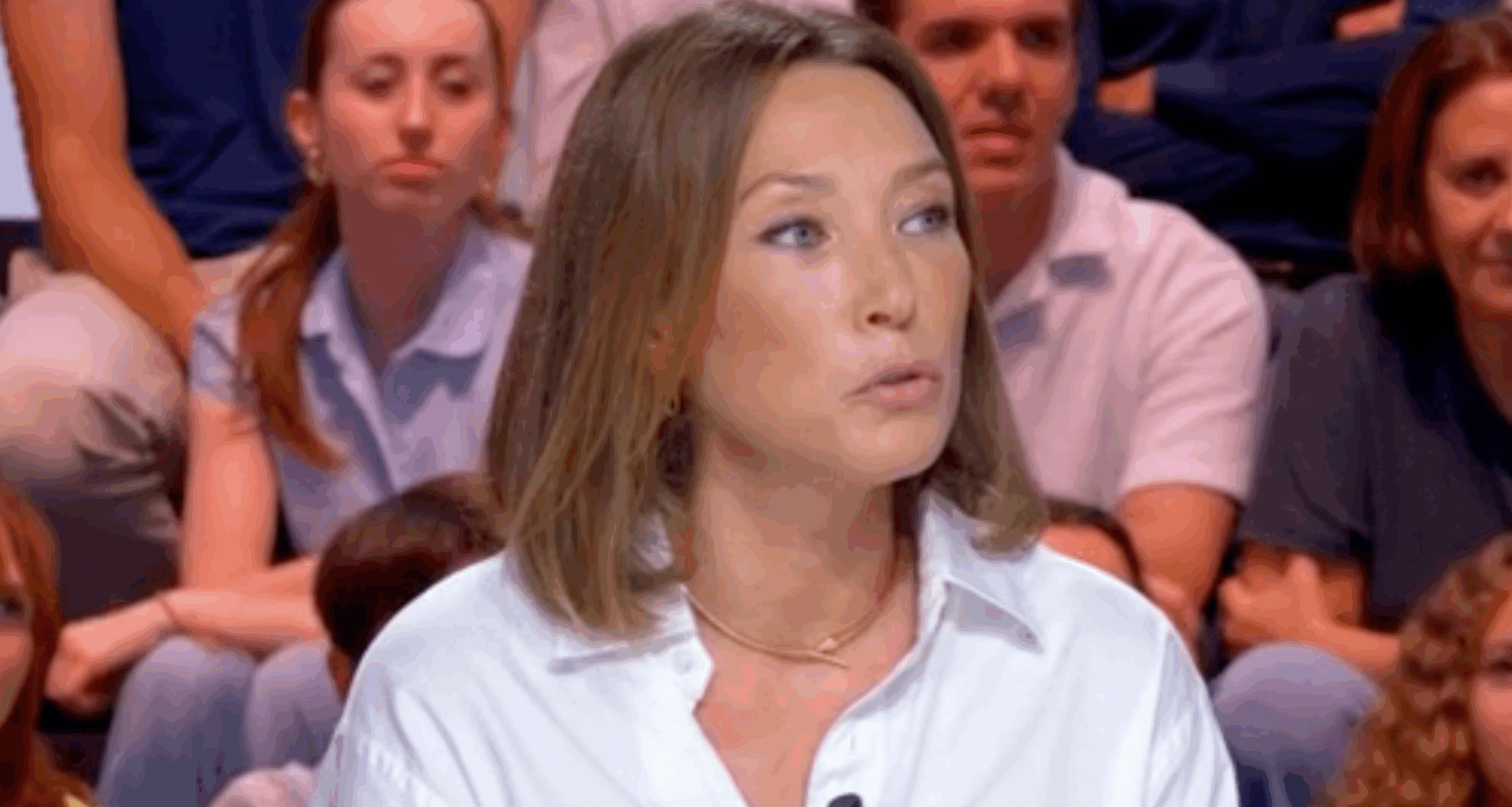 “Ma mère est plus rock’n roll que mon père” : Laura Smet fait de touchantes confidences sur ses célèbres parents