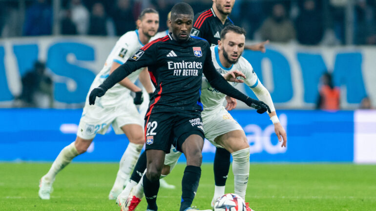 Clinton Mata devant Amine Gouiri lors d'OM - OL