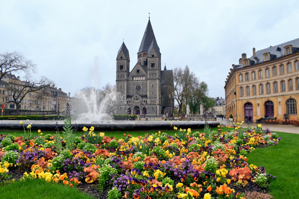 Place de la Comédie et le Temple-Neuf © French Moments