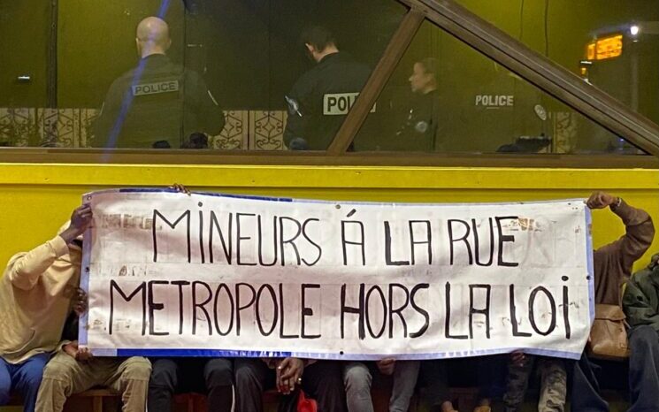 un collectif dénonce une "situation critique" pour des jeunes mineures laissées à la rue