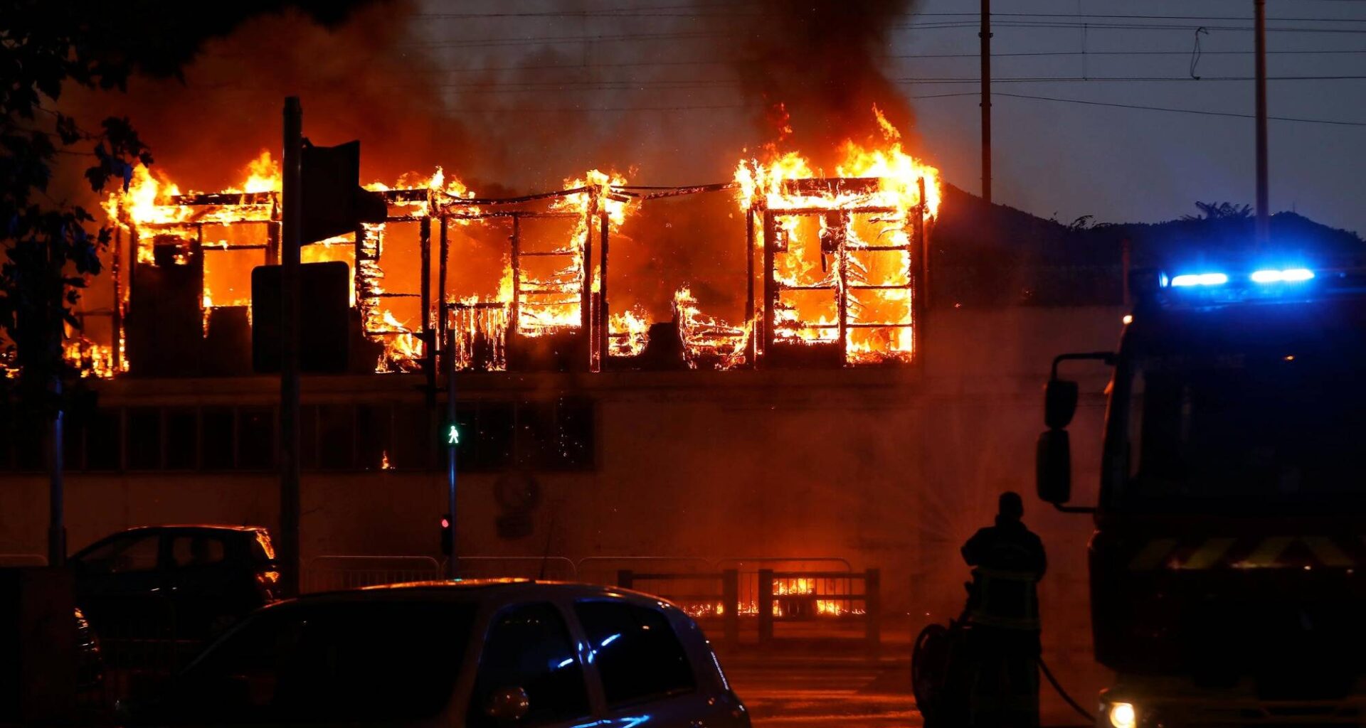 Bâtiment détruit, circulation perturbée, flammes visibles à des kilomètres... Ce que l’on sait de l'incendie impressionnant ce dimanche soir à Nice-Est