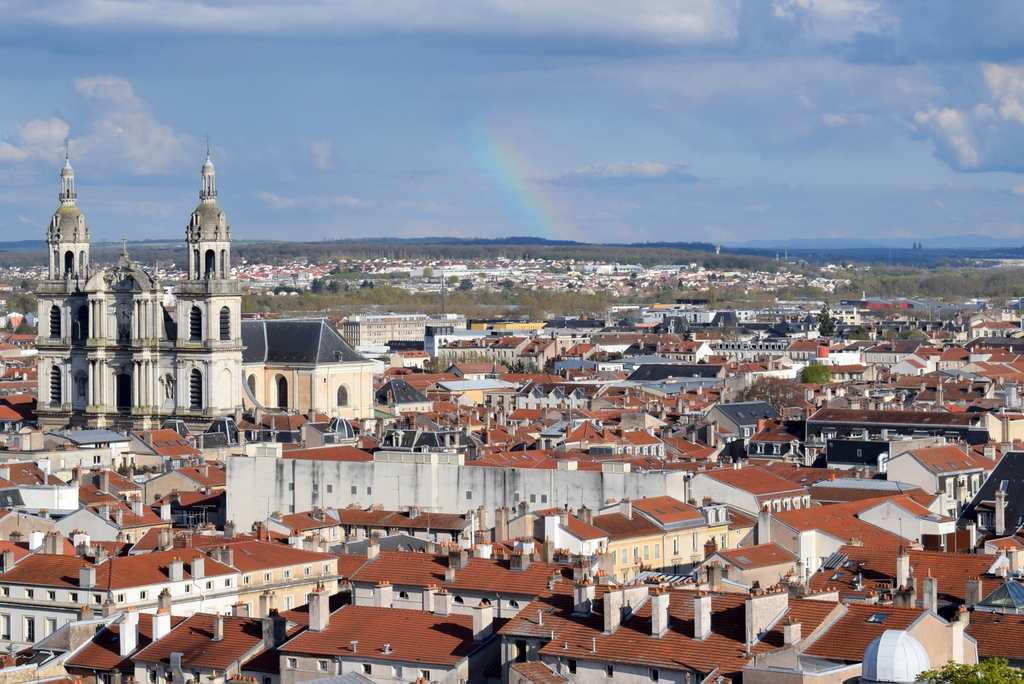 Nancy-Metz - Les toits de Nancy, la cathédrale et au loin, les Vosges © French Moments