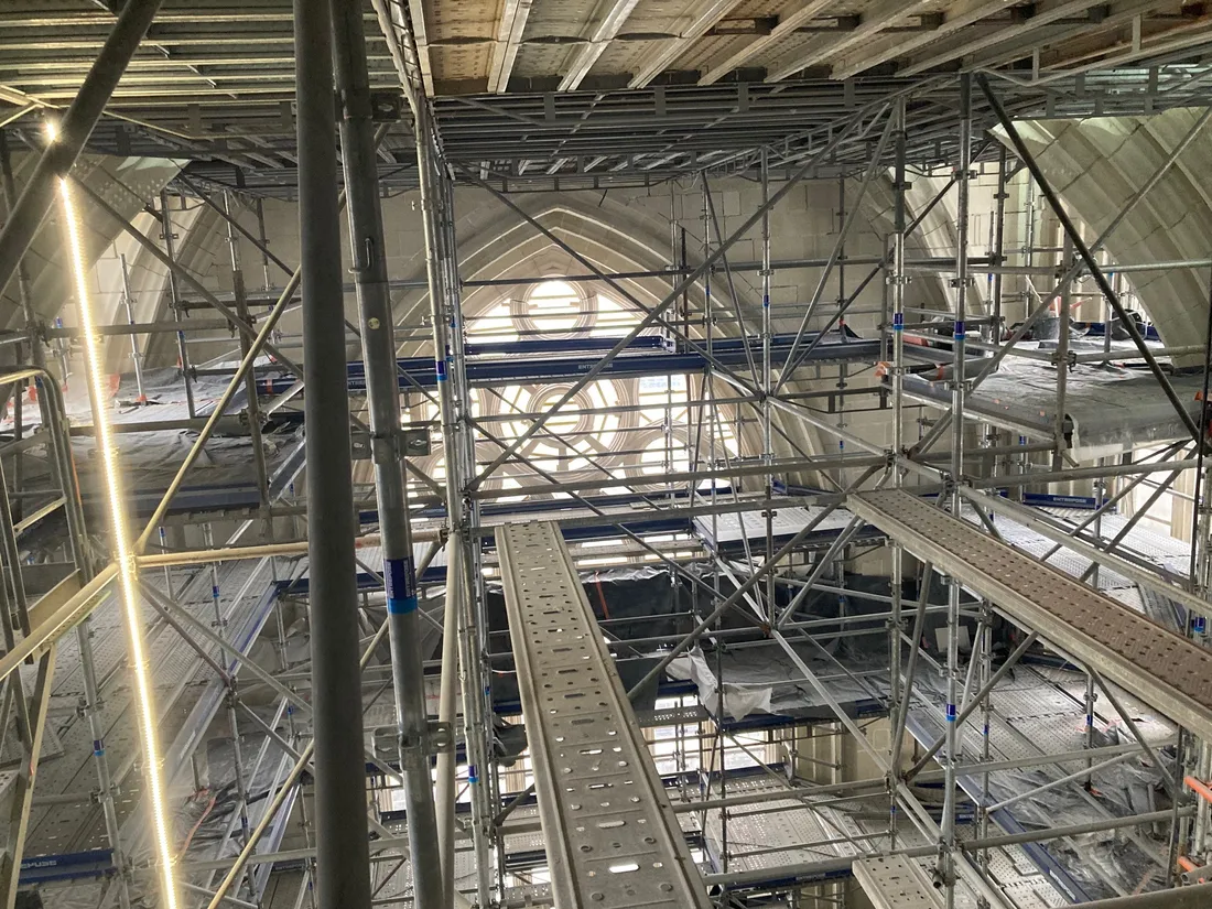 Les échafaudages à l'intérieur de la cathédrale
