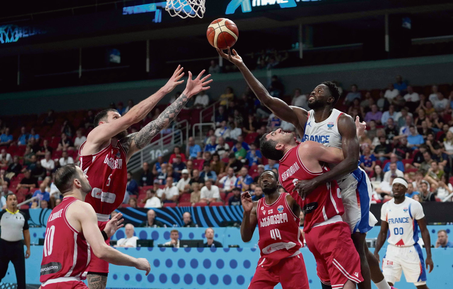 EurosBasket 2025 : peu inspirée, l'équipe de France tombe face à la Géorgie en 8e de finale et voit ses rêves s’envoler