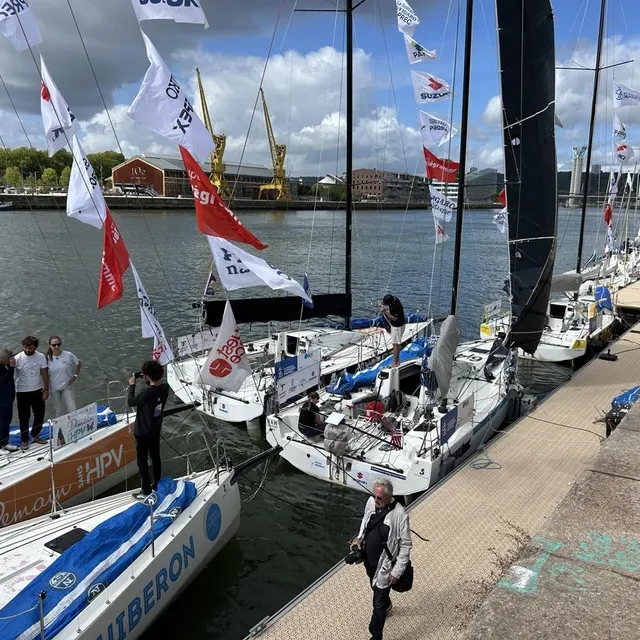 photo les bateaux de la solitaire 2025 sont amarrés le long des quais de la rive droite de la seine, à rouen.  ©  ouest-france