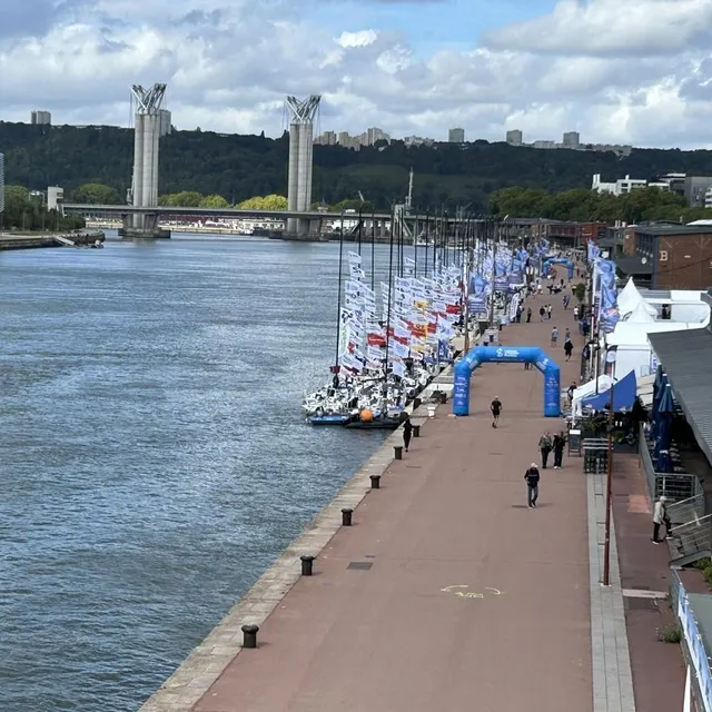 photo le village de la solitaire du figaro à rouen. en arrière-plan, le pont flaubert.  ©  ouest-france