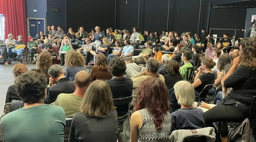 «Bloquons tout» : dans les assemblées générales, on veut « rallumer les braises des Gilets