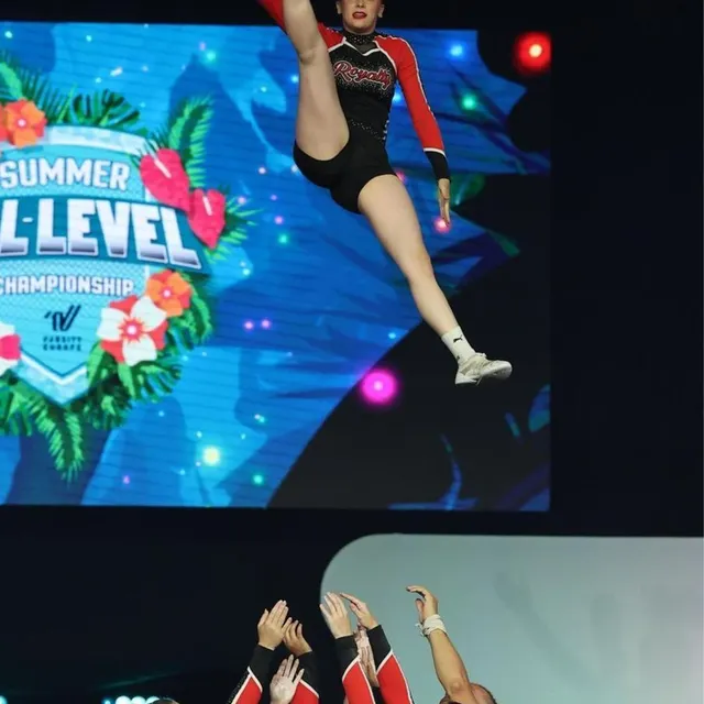 photo chaque année, le club organise, à nantes, les qualifications aux championnats de france, avec l’ensemble des équipes de la région.  ©  royalty cheerleading