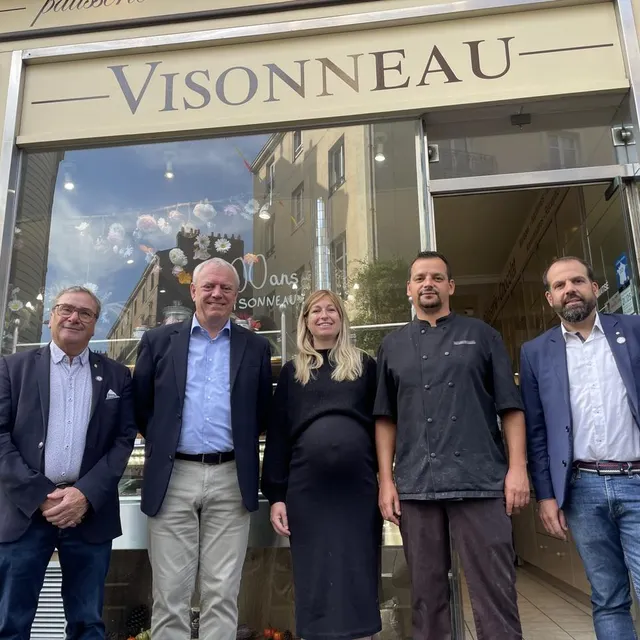 photo de gauche à droite, daniel laidin, chambre de vendée ; joël fourny, président de la chambre des métiers et de l’artisanat (cma) des pays de la loire ; julie et nicolas visonneau, et frédéric brangeon, chargé de la formation à la cma.  ©  ouest-france