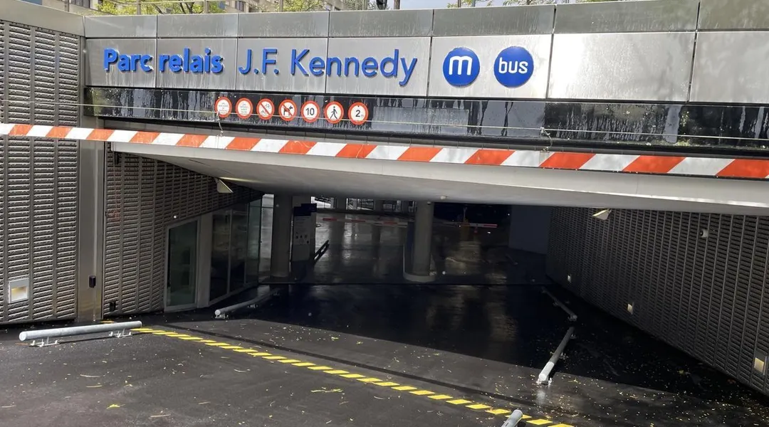 La nouvelle peinture rend le sol de ce parking de Rennes glissant et cause des accrochages en série