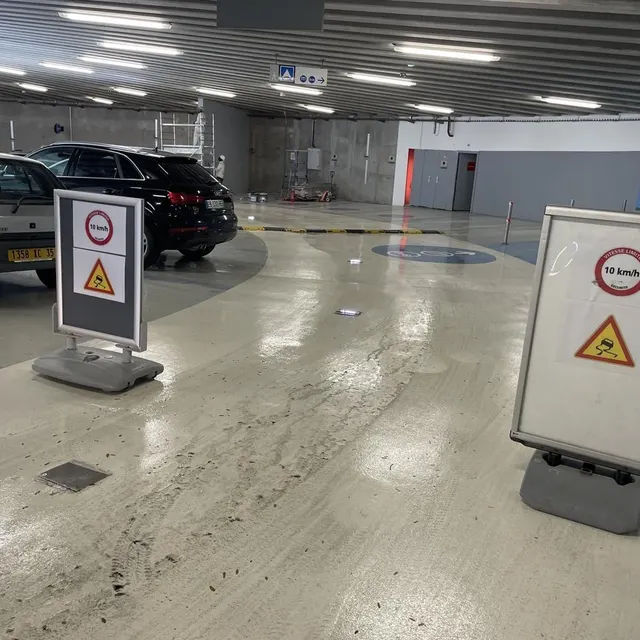 photo des panneaux ont été installés à l’entrée du parking, pour ne pas dépasser les 10 km/h.  ©  ouest-france