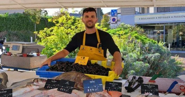 L'Hermitage. Le poissonnier est toujours présent sur le marché