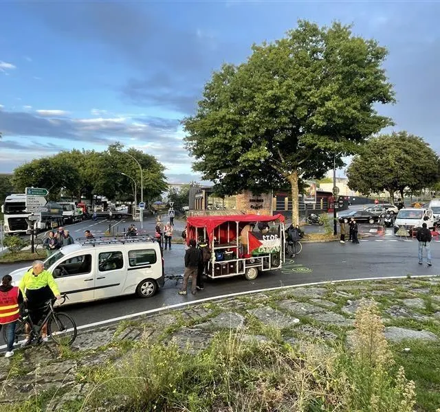 photo la place du garigliano, secteur chevriré, bloquée depuis 8 h 30 ce mercredi matin  ©  jmc