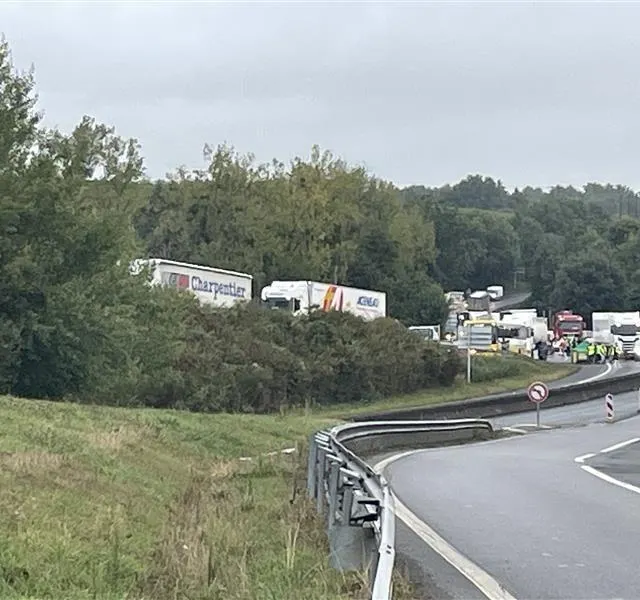 photo longue attente à l’entrée de clisson, beaucoup de poids lourds patientent  ©  cr