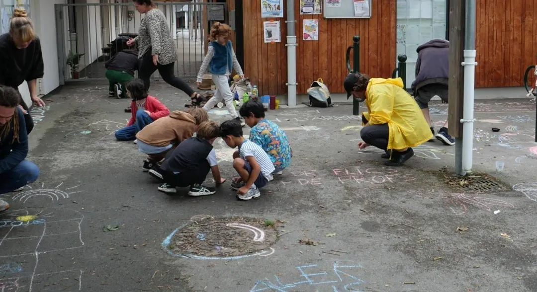 Le Rheu. Des slogans et des dessins à la craie pour le 10 septembre