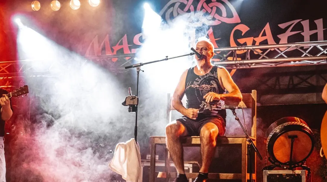 « C’était pas gagné ! » : ce Breton joue du rock avec des sabots et des cuillères
