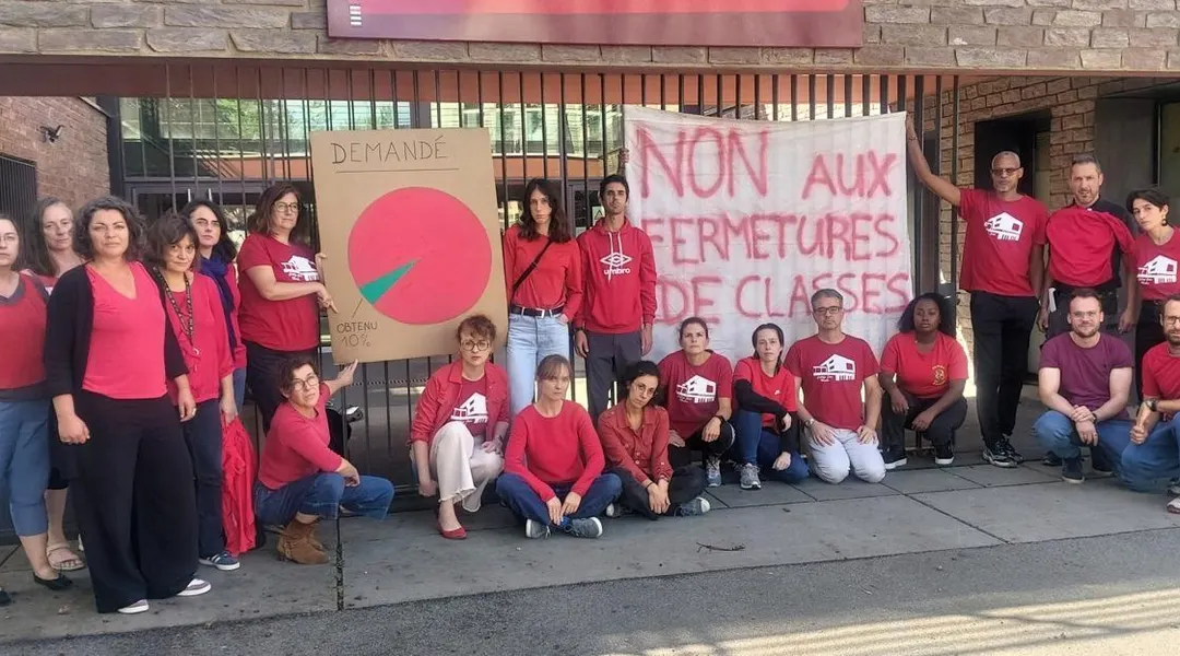 Mobilisation devant un collège près de Rennes, après des échanges avec la direction académique