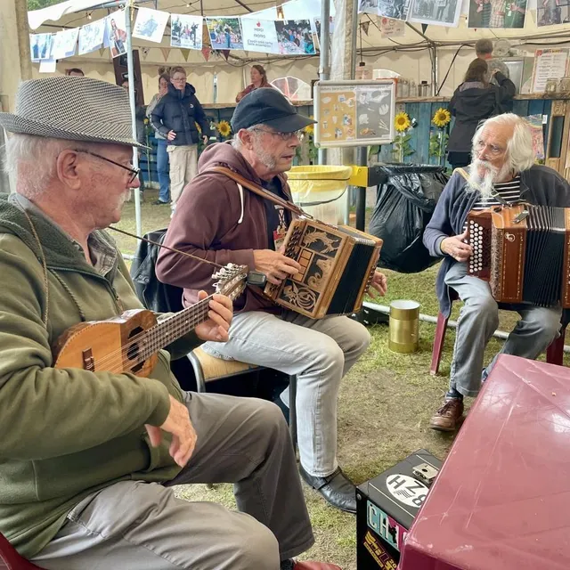 Des musiciens improvisent sous un chapiteau au Prix Froger-Ferron, samedi 13 septembre 2025.   Ouest-France  photo des musiciens improvisent sous un chapiteau au prix froger-ferron, samedi 13 septembre 2025.  ©  ouest-france