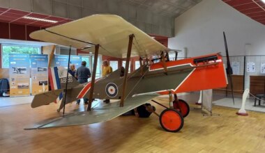 Dix avions historiques exposés dans une galerie commerciale au sud de Nantes