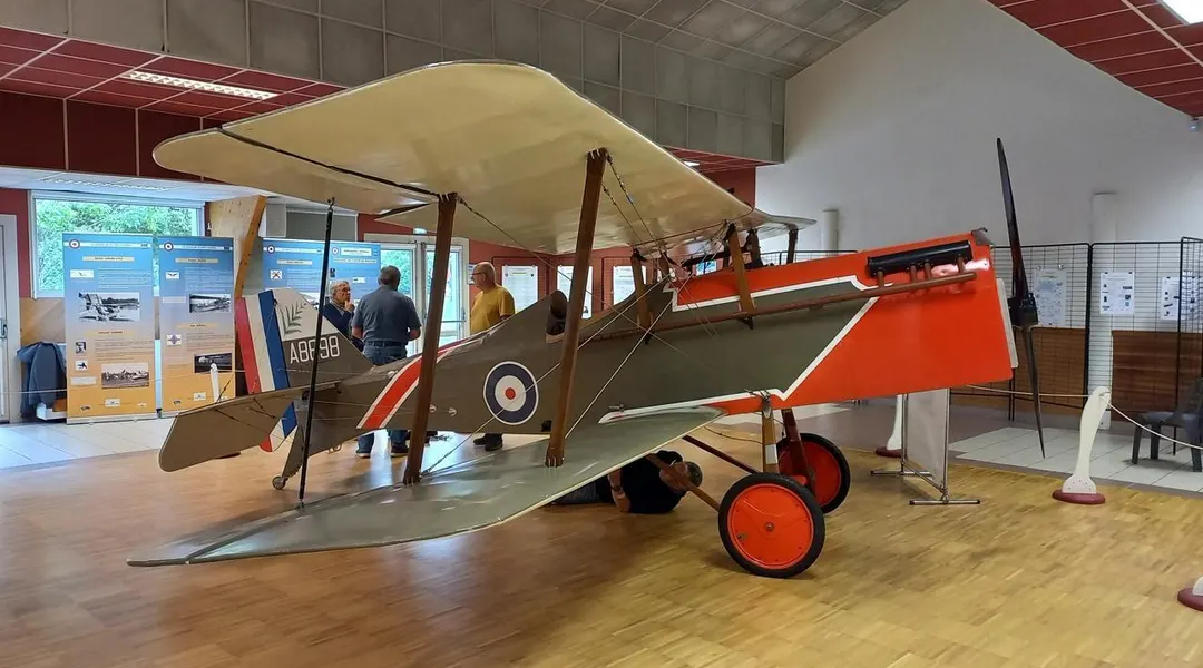 Dix avions historiques exposés dans une galerie commerciale au sud de Nantes
