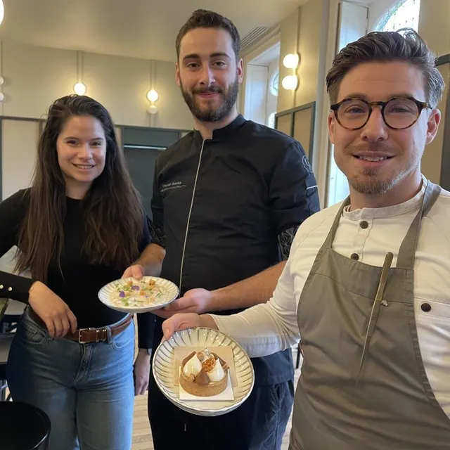 photo depuis janvier, mathieu pérou (à droite), chef étoilé du manoir de la régate à nantes, signe la carte avec le chocolatier vincent guerlais au manoir claudine à sucé-sur-erdre. il s’est entouré de claire pujol, responsable de salle et matthieu hamon, chef du manoir claudine, tous deux formés par lui-même.  ©  ouest-france