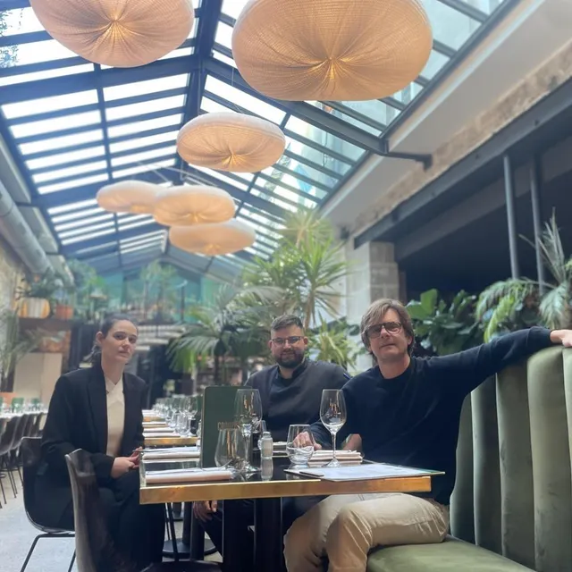 photo coralie rouxel, directrice du restaurant, benjamin stubbe, le chef, et vincent caillard, lui-même ancien cuisinier, mènent « une vraie équipe » de vingt-quatre personnes à canopée.  ©  ouest-france