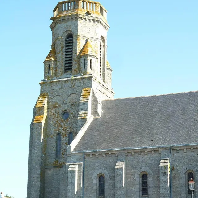 photo situé sur un point haut de la turballe, le clocher belvédère de l’église de trescalan, une fois gravies ses 110 marches, offre, depuis ses 60 m de haut un panorama exceptionnel  ©  archives