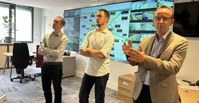 photo  arnaud gauthier, directeur adjoint de la direction interdépartementale des routes (dir) ouest ; nathan tavernier, chef de district, et lionel lilas, responsable du service mobilité trafic  ©  ouest-france 