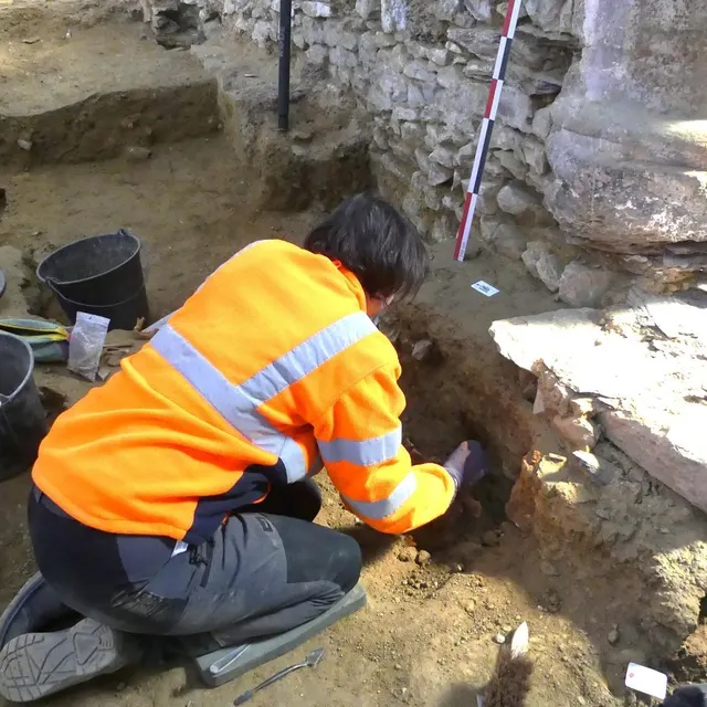 Les archéologues en plein travail, dans l’église de Cintré.   Elsa Jovenet / Inrap  photo les archéologues en plein travail, dans l’église de cintré.  ©  elsa jovenet / inrap