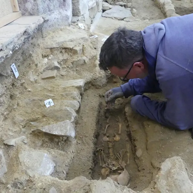 Les archéologues en plein travail, dans l’église de Cintré.   Elsa Jovenet / Inrap  photo les archéologues en plein travail, dans l’église de cintré.  ©  elsa jovenet / inrap