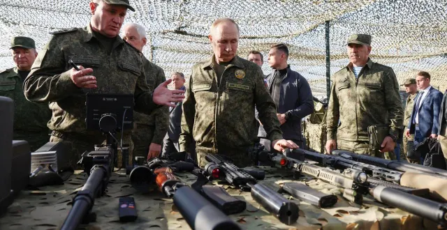 photo  sur cette photographie de groupe diffusée par l’agence d’état russe sputnik, le président russe vladimir poutine visite une exposition d’équipements militaires tout en inspectant les exercices militaires conjoints russo-biélorusses zapad-2025 sur un terrain d’entraînement dans l’oblast de nijni novgorod, le 16 septembre 2025.  ©  mikhail metzel/afp 