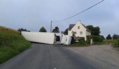 L’image impressionnante d’un camion couché sur la voie en Ille-et-Vilaine