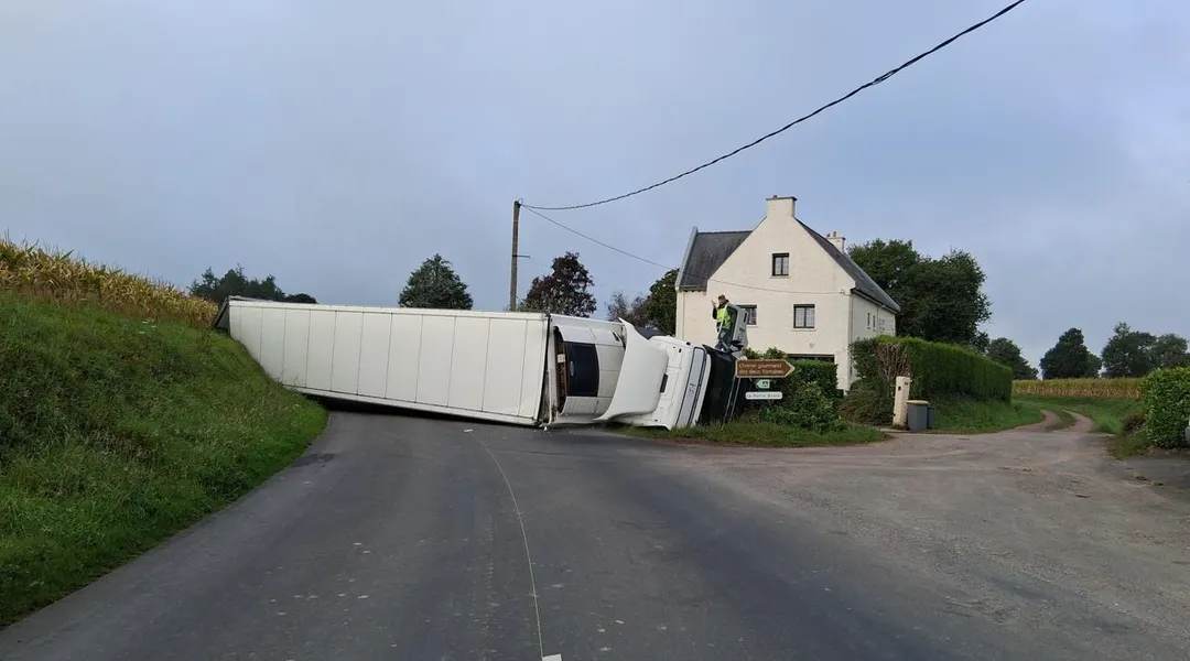 L’image impressionnante d’un camion couché sur la voie en Ille-et-Vilaine